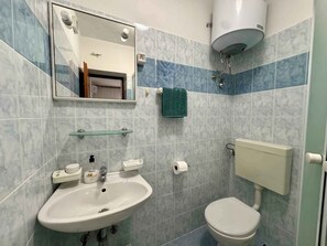Shower - Holiday apartment air-conditioned with balcony (Jadranovo)