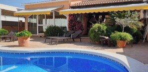 Outdoor pool - Agreable maison de vacances with studio and swimming pool in Empuriabrava (Empuriabrava)