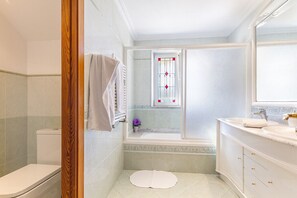 Bathtub, towels - Can Josep by Balearic Villas (Pollensa)
