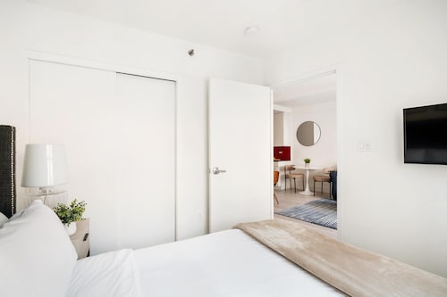 809-2A Gorgeous 1BR New W/D Modern Best Location