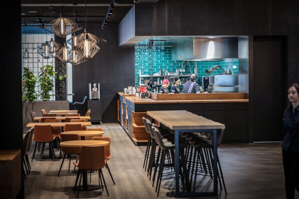 Melayani makan siang dan makan malam dengan pemandangan taman