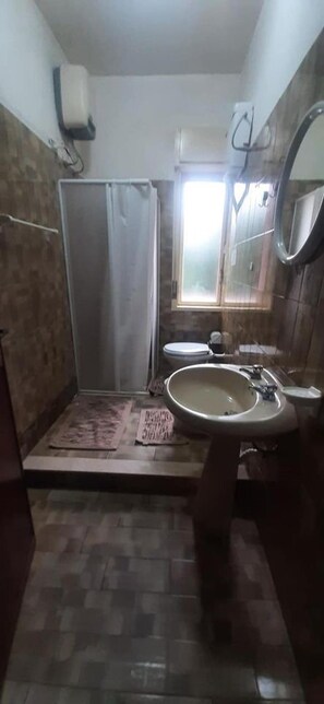 Apartment, 2 Queen-Betten | Badezimmer | Dusche, Handtücher