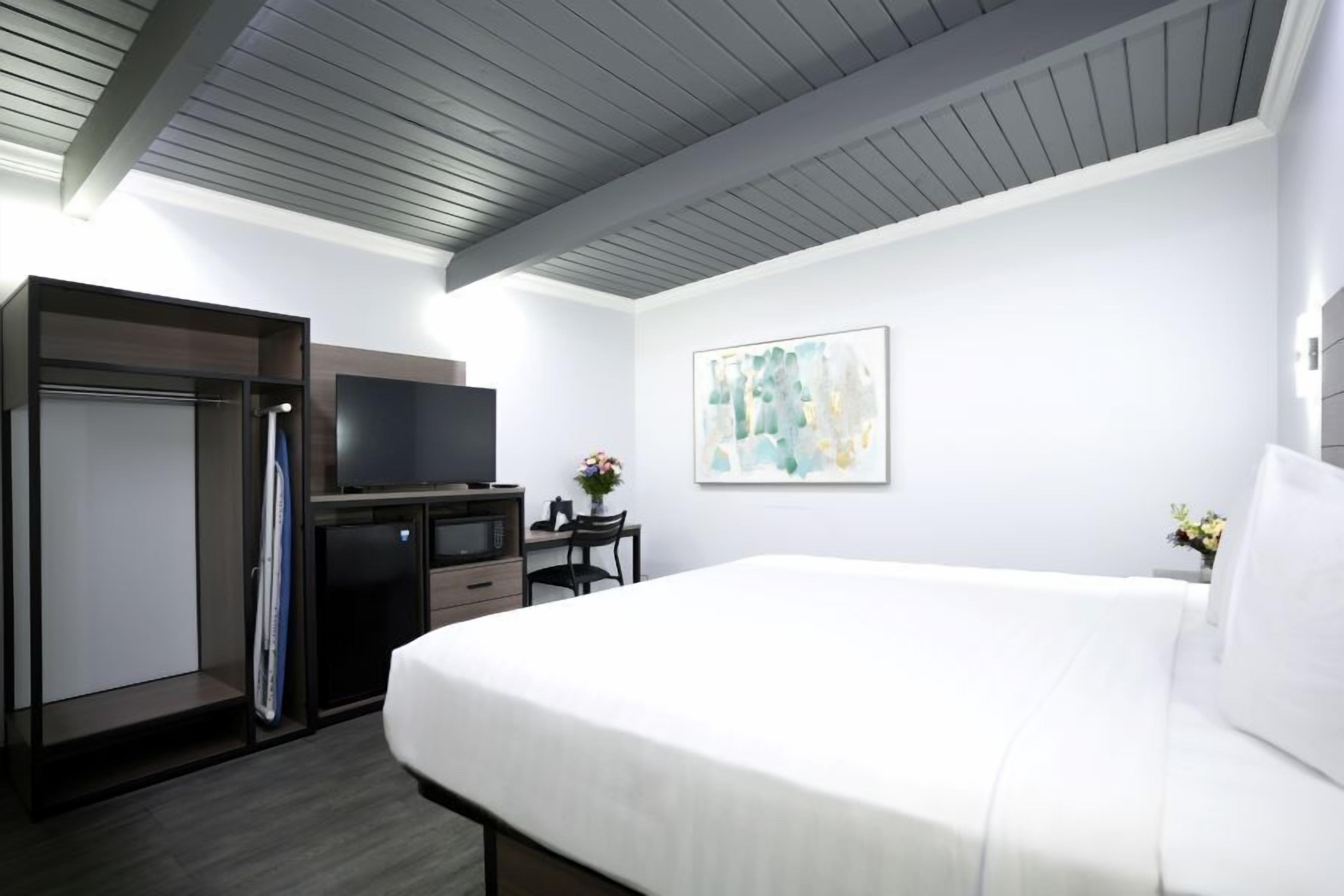 مكتب وتجهيزات عازلة للصوت ومكو اة/لوح كي وواي فاي مجانًا