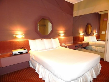 Executive Single Room | Desk, iron/ironing board, free WiFi, bed sheets