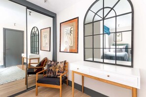 3 bedrooms, desk, iron/ironing board, internet