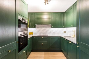 Fridge, microwave, oven, stovetop - Classy Notting Hill Nest (London)