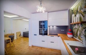 1 bedroom, desk, laptop workspace, soundproofing