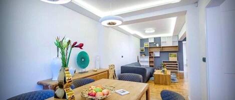 Superior-Apartment, 1 Schlafzimmer, Stadtblick | 1 Schlafzimmer, Schreibtisch, laptopgeeigneter Arbeitsplatz