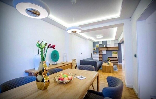 Superior-Apartment, 1 Schlafzimmer, Stadtblick | 1 Schlafzimmer, Schreibtisch, laptopgeeigneter Arbeitsplatz