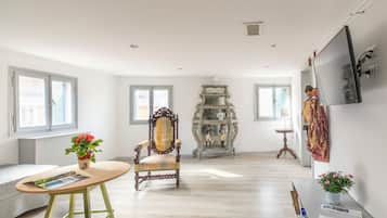 Basic-Apartment | Wohnbereich | Fernseher