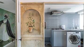 Appartamento Basic | Cucina privata | Frigorifero, microonde, piano cottura, macchina per tè/caffè