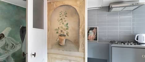 Apartamento básico | Cozinha privada | Geladeira, micro-ondas, cooktop, cafeteira/chaleira