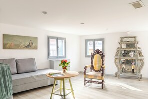 Basic-Apartment | Wohnbereich | Fernseher