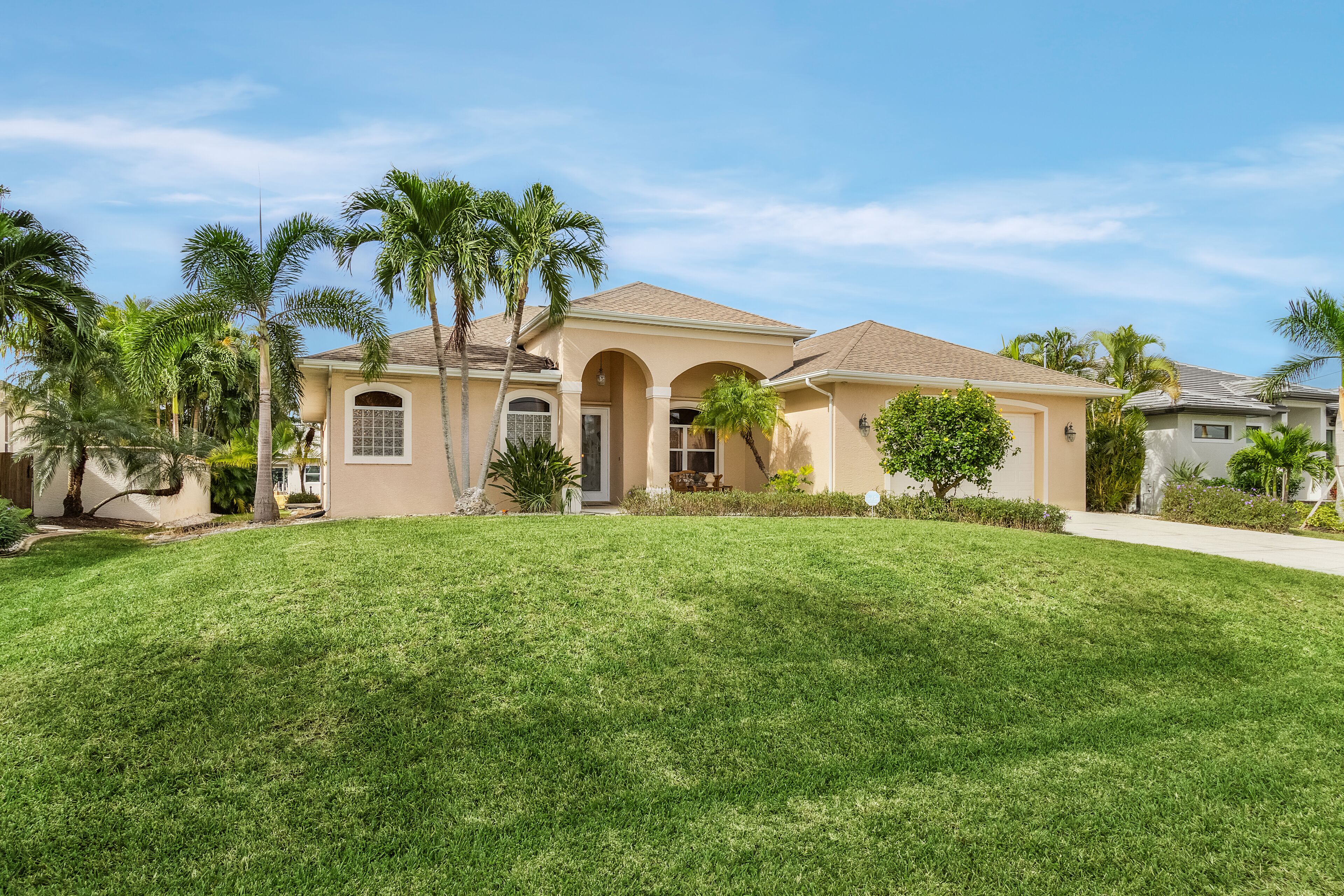 Cheerful Home-3 bedrms 2 bathrms, office, dining, liv rm kitchen & heated pool