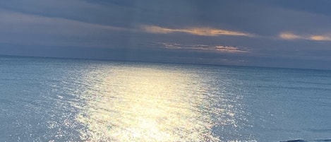På stranden