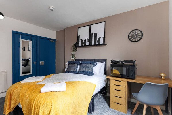 1 Schlafzimmer, Schreibtisch, Bügeleisen/Bügelbrett, Reisekinderbett