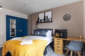 Desk, iron/ironing board, travel cot, WiFi