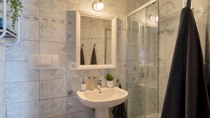 Dusj, hårføner og håndklær