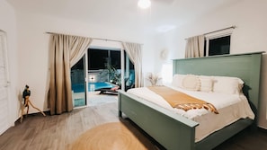 2 quartos, ferros/tábuas de passar roupa, berço de viagem