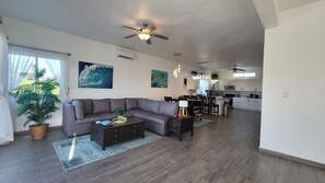 Smart-TV, Bücher, Stereoanlage