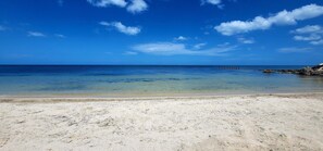 在海灘附近、躺椅、沙灘巾