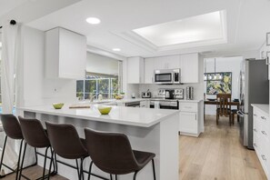 Refrigerador, microondas, horno, placa de cocina