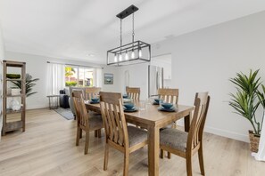 Dining - Unplug & Unwind, Pet-friendly & Spacious Pool -Villa Piper's Paradise - Roelens Vacations (Cape Coral)