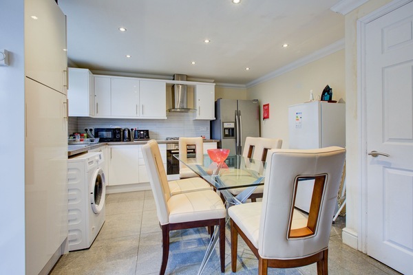 Kylskåp, mikrovågsugn, ugn och spishäll