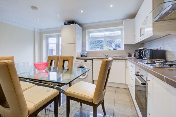 Fridge, microwave, oven, stovetop - Spacious house in a quite cul de sac with parking and great location. (Reading)