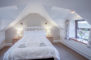 6 bedrooms, iron/ironing board, WiFi, bed sheets