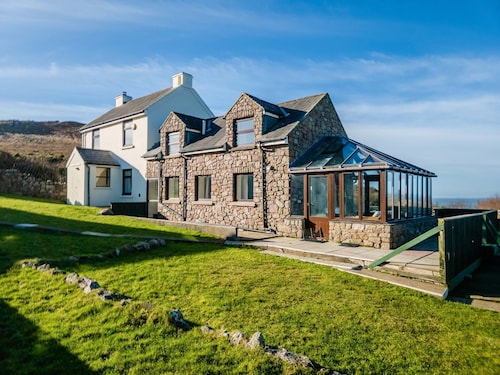 Stormy Castle - 6 Bedroom Sleeps 14 - Llangennith