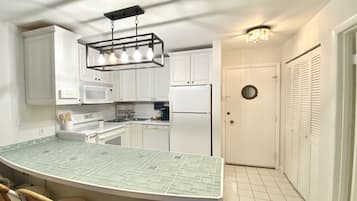 Geladeira, micro-ondas, fogão, cooktop