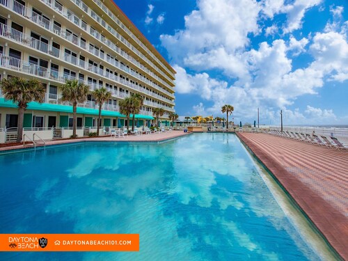Newly Renovated Beachfront Studio, Full Kitchen, Heated Pool and Hot Tub