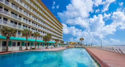 Newly Renovated Beachfront Studio, Full Kitchen, Heated Pool and Hot Tub