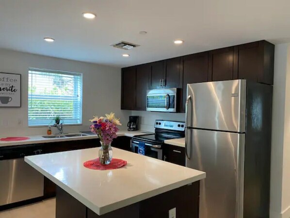 Réfrigérateur, micro-ondes, four, plaque de cuisson