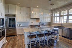 Microwave, oven, stovetop, dishwasher - Barefoot Beach 236 SE (Port Aransas)