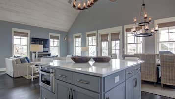 House (5 Bedrooms) | Interior