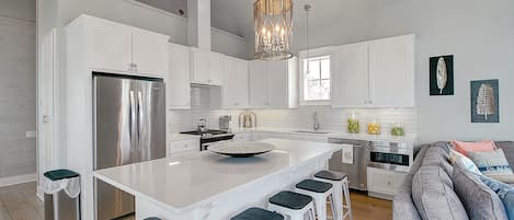 House (3 Bedrooms) | Private kitchen | Microwave, stovetop, dishwasher, cookware/dishes/utensils