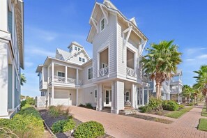 House (4 Bedrooms) | Exterior