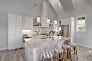 Maison (3 Bedrooms) | Cuisine privée | Four à micro-ondes, surface de cuisson, lave-vaisselle