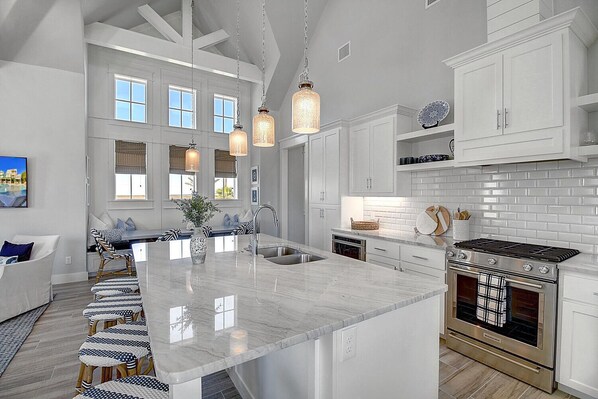 Casa (3 Bedrooms) | Cocina privada | Microondas, parrilla de estufa, lavavajillas y utensilios de cocina 