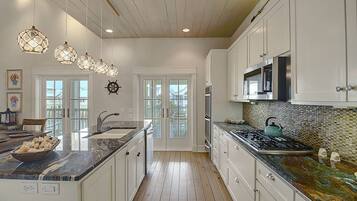 House (5 Bedrooms) | Interior