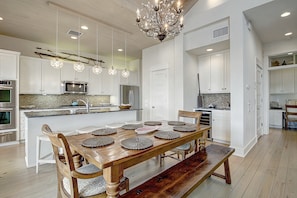 House (5 Bedrooms) | Interior
