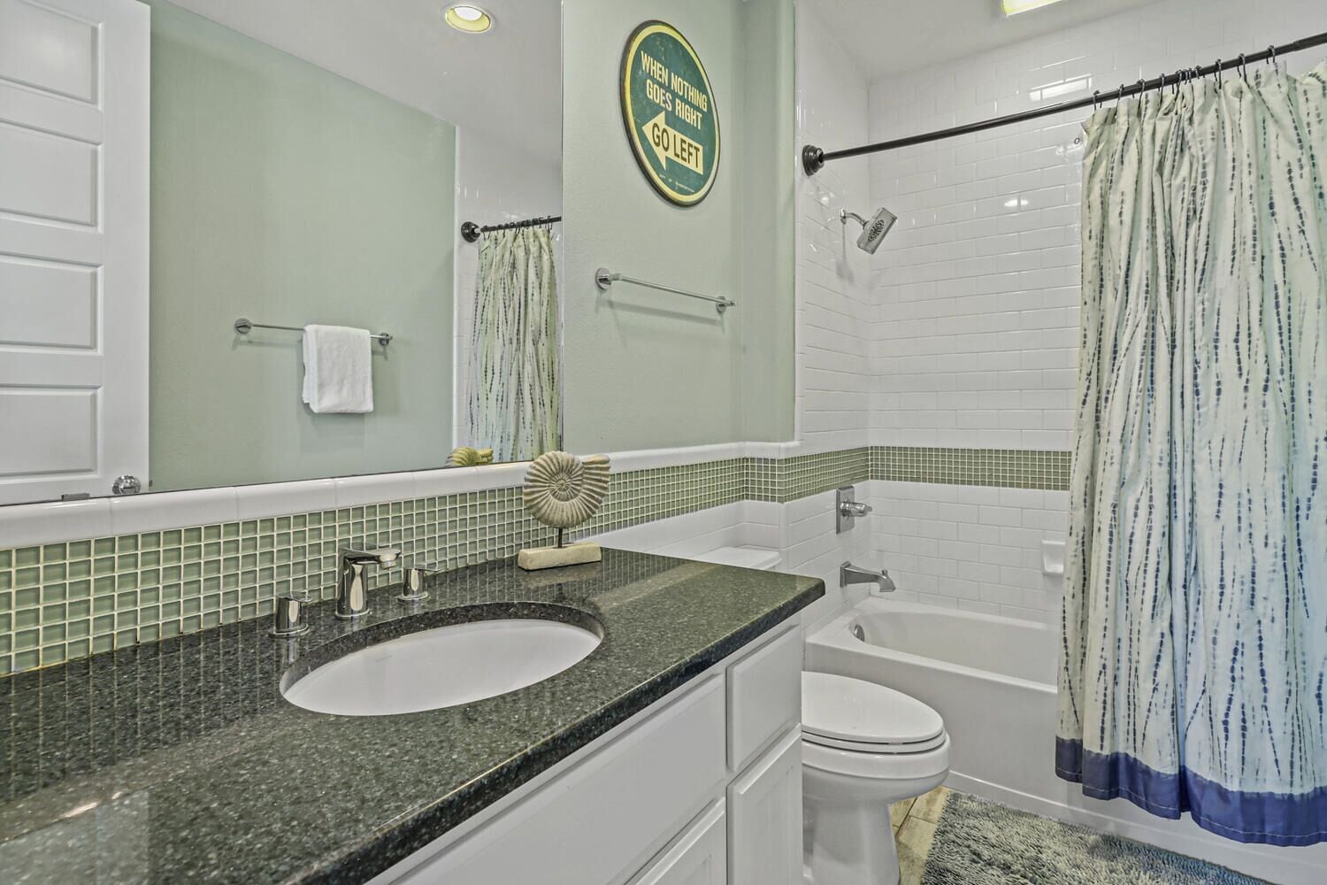 Une salle de bain avec un lavabo, des toilettes et une baignoire.