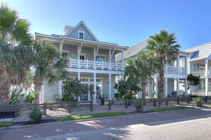 House (4 Bedrooms) | Exterior