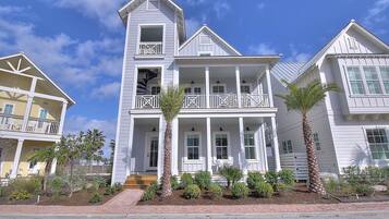 House (4 Bedrooms) | Exterior