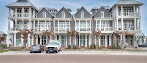 Villa (4 Bedrooms) | Front of property