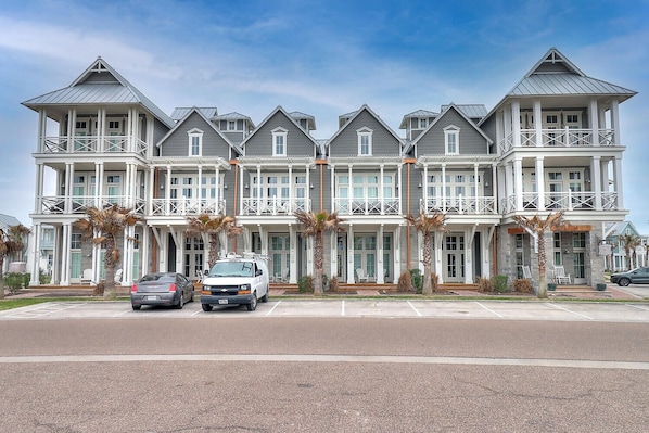 Villa (4 Bedrooms) | Front of property