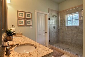 Talo (3 Bedrooms) | Kylpyhuone | Suihku