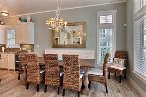 Dining - Southern Comfort 169 BE (Port Aransas)